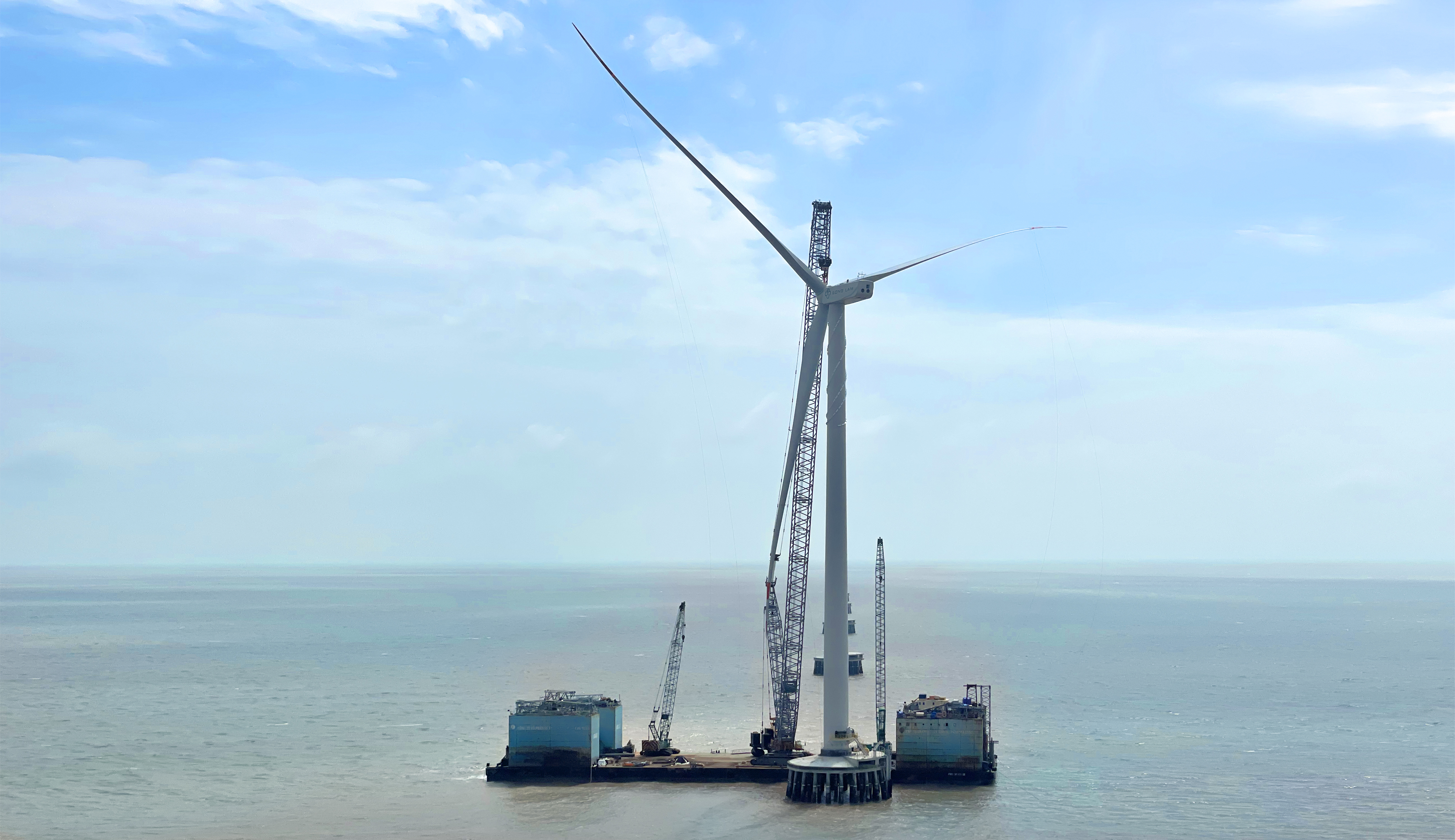 【吹响攻坚冲锋号】金沙乐娱场5555199vip股份首个“双海”项目顺遂完成首台机组吊装！